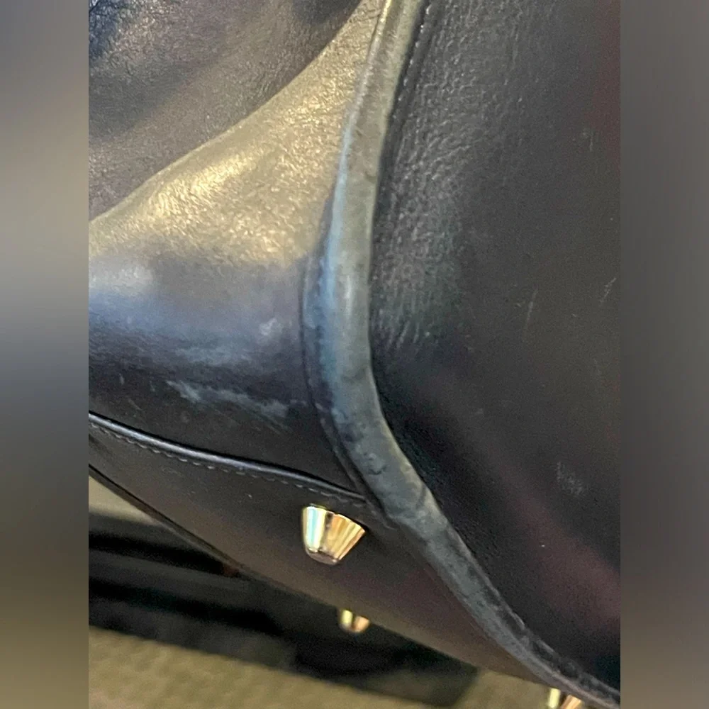 Coach vintage legacy zip bag in black leather with gold tone hardware in EUC - Picture 8 of 13